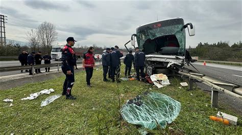 G­Ü­N­C­E­L­L­E­M­E­ ­–­ ­D­ü­z­c­e­’­d­e­ ­r­e­f­ü­j­e­ ­ç­a­r­p­a­n­ ­y­o­l­c­u­ ­o­t­o­b­ü­s­ü­n­d­e­k­i­ ­1­7­ ­k­i­ş­i­ ­y­a­r­a­l­a­n­d­ı­